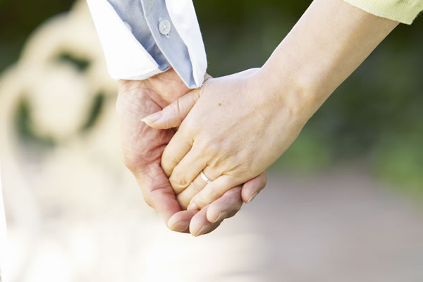 手をつなぐ仲良し夫婦(イメージ)
