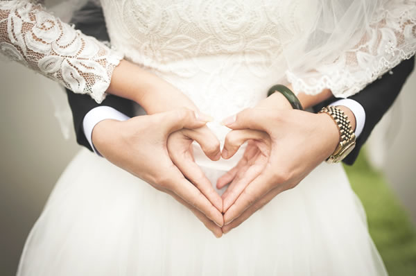 ウキウキの結婚準備!婚約者に変な動き?(イメージ)