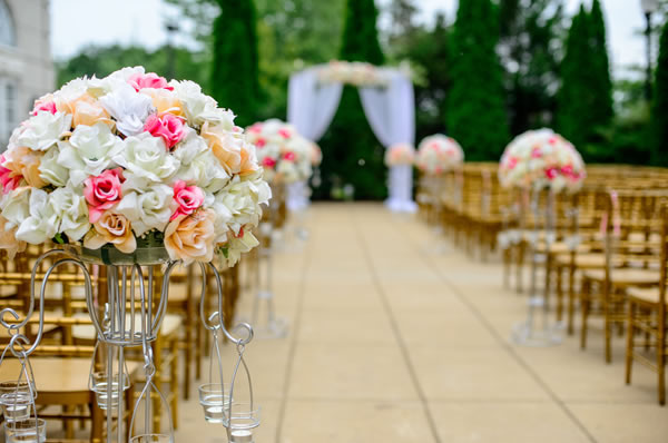 結婚する娘の将来を案じるご両親(イメージ)