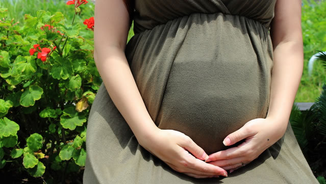 デキ婚の婚約男性に浮気の影(イメージ)