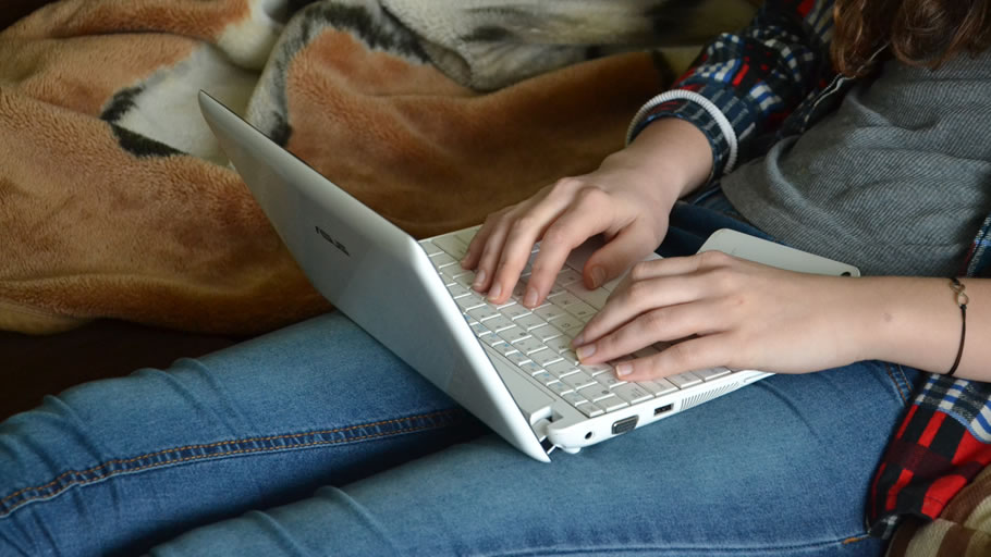 フェイスブックやツイッターなどSNSで妻が浮気?(イメージ)