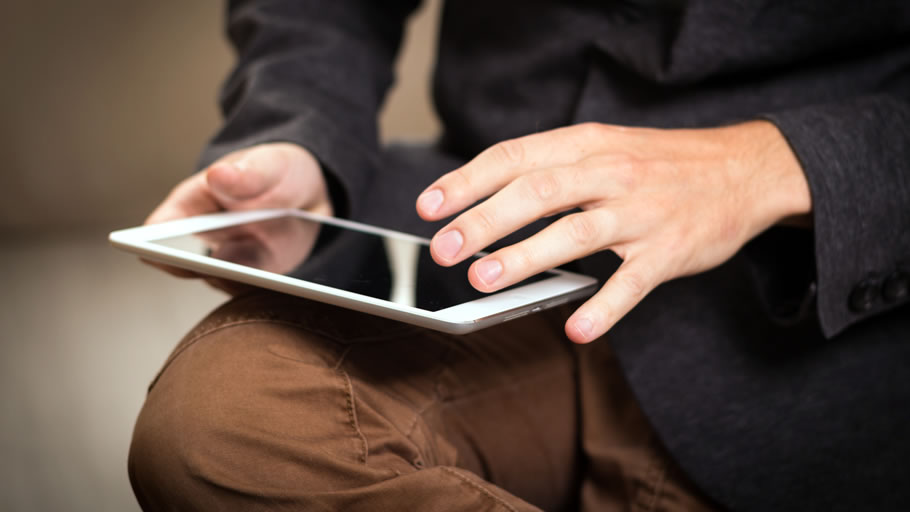 ネット検索で探偵の不倫調査を知る(イメージ)