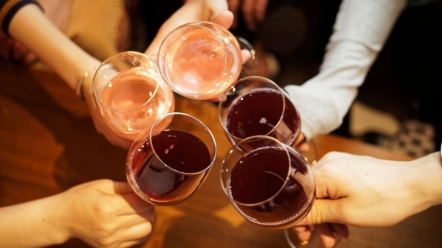 パーティーで乾杯