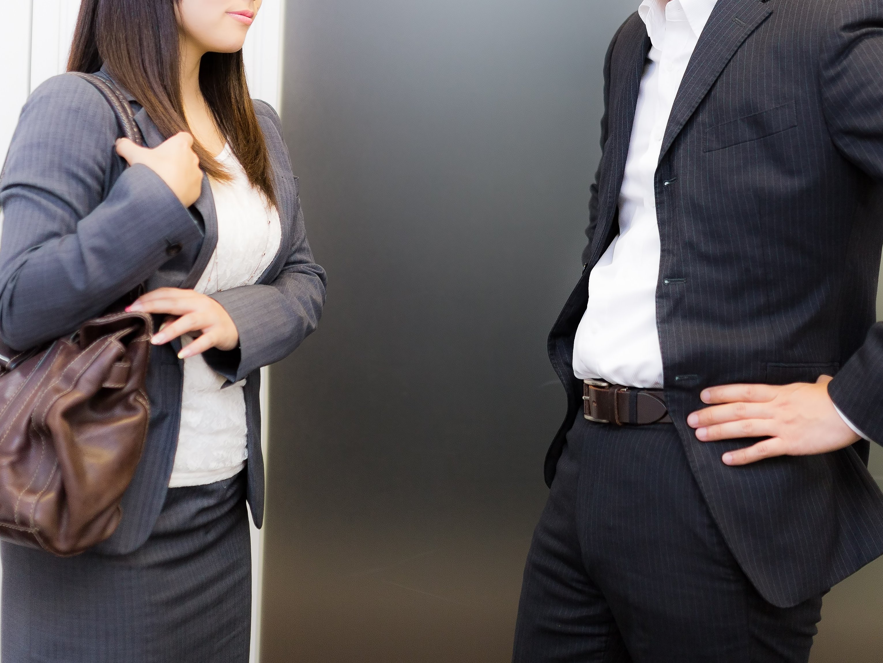 先輩男性社員と後輩女性社員(イメージ)