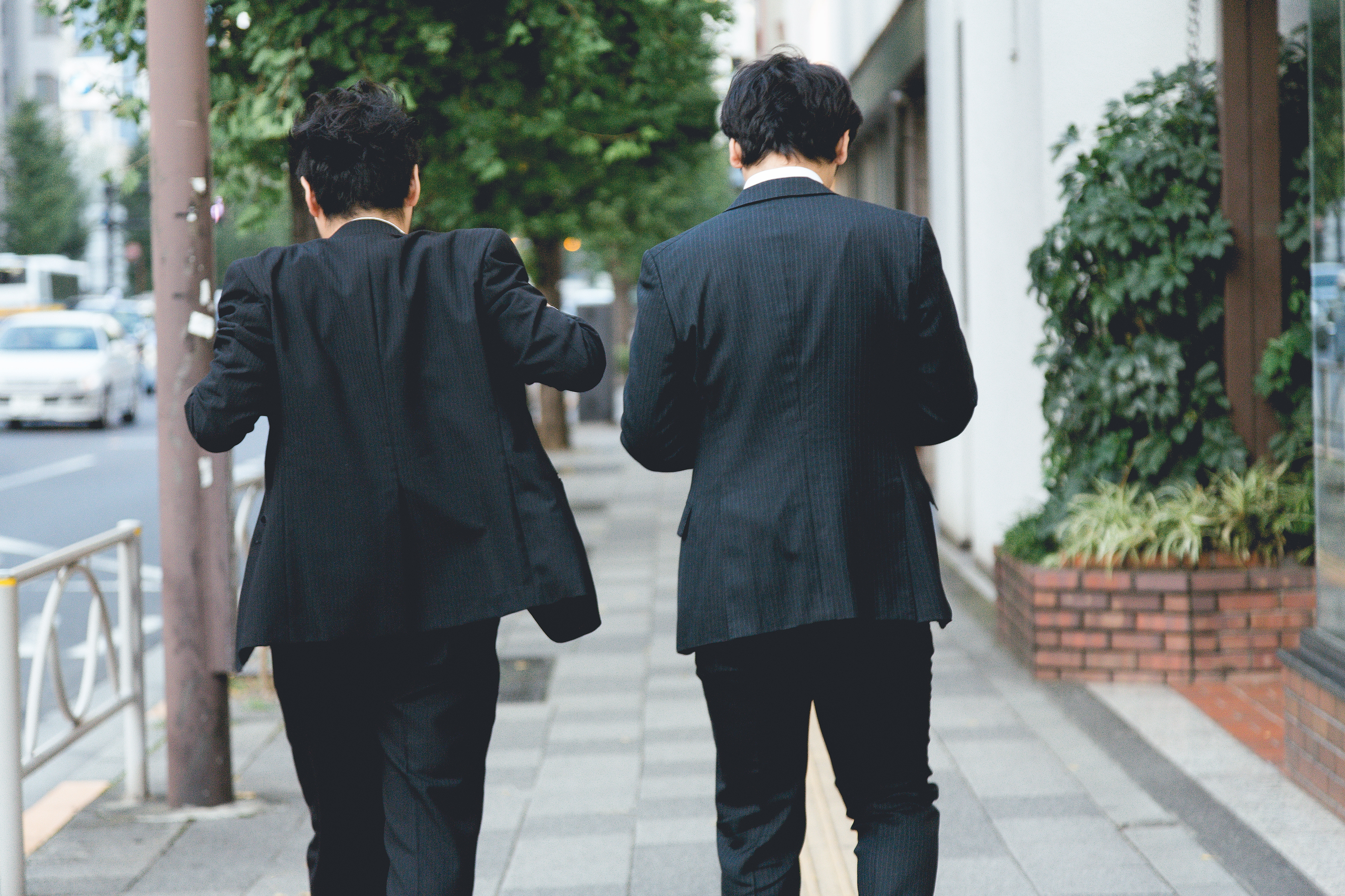二人の探偵の後ろ姿(イメージ)
